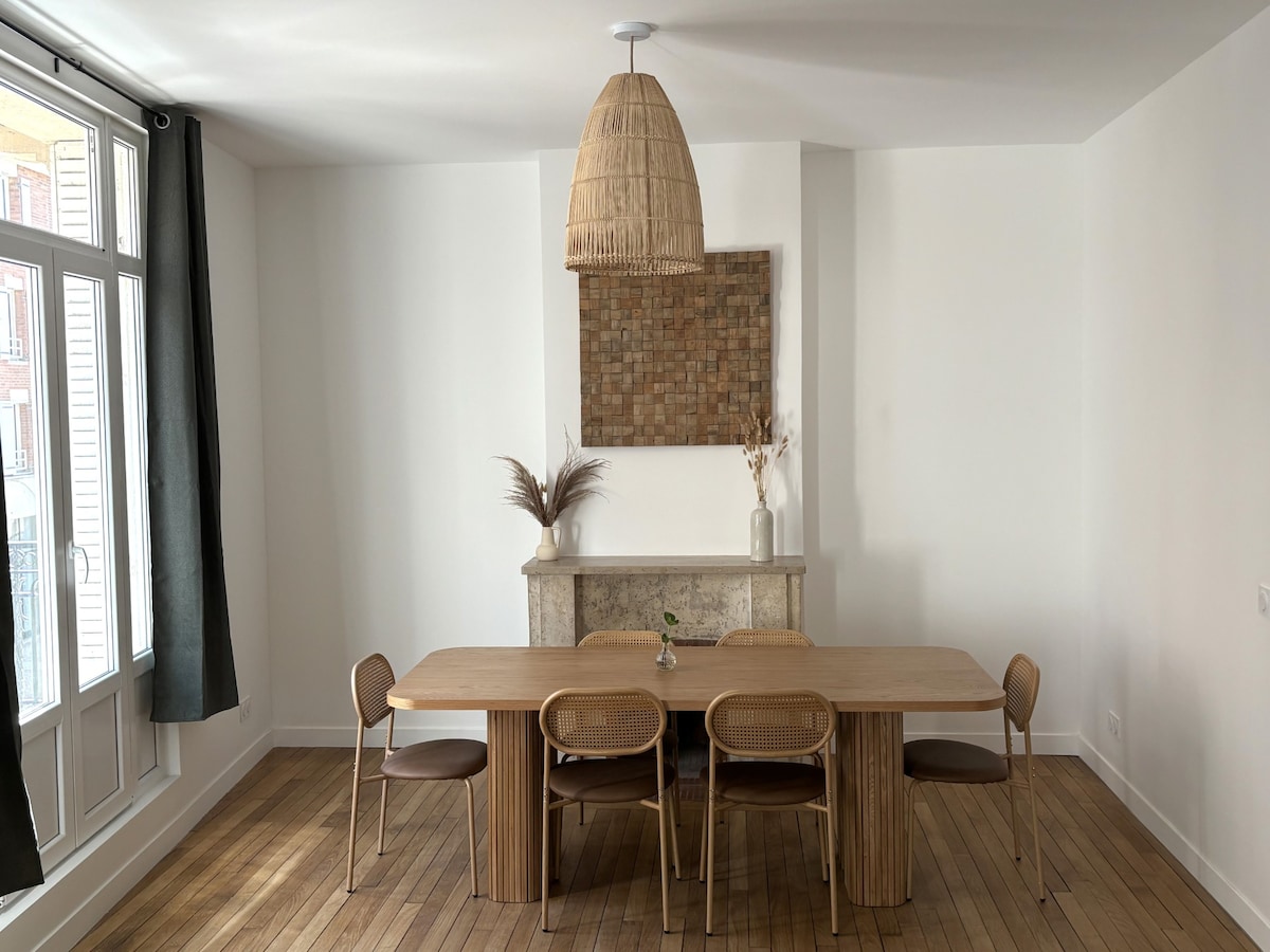 Cheminées & tons naturels : Bois, teintes sourdes et pièces baignées de lumière.