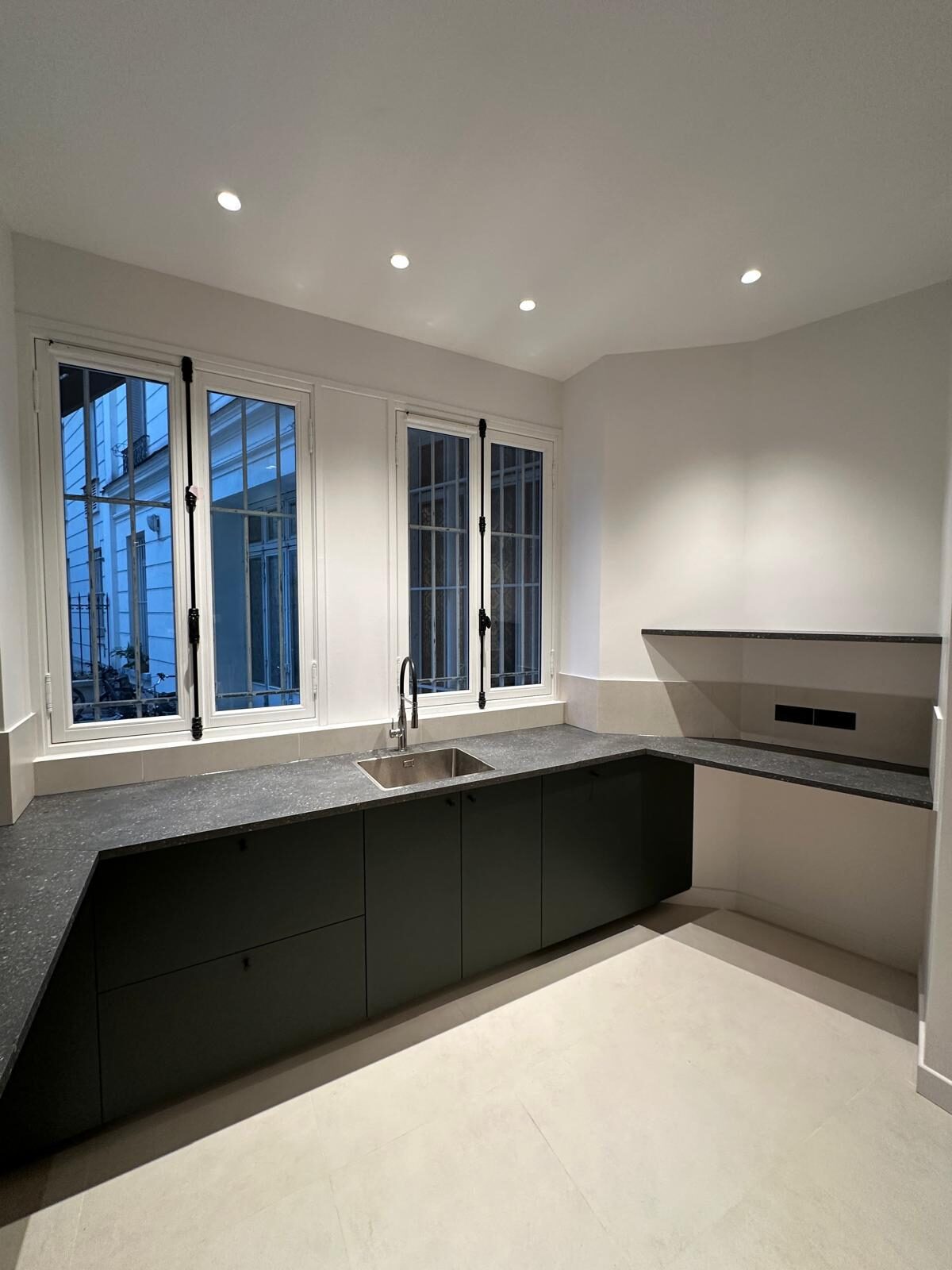 Bureaux, Paris 17e : Moulures, parquet chevron et espaces de travail rénovés.