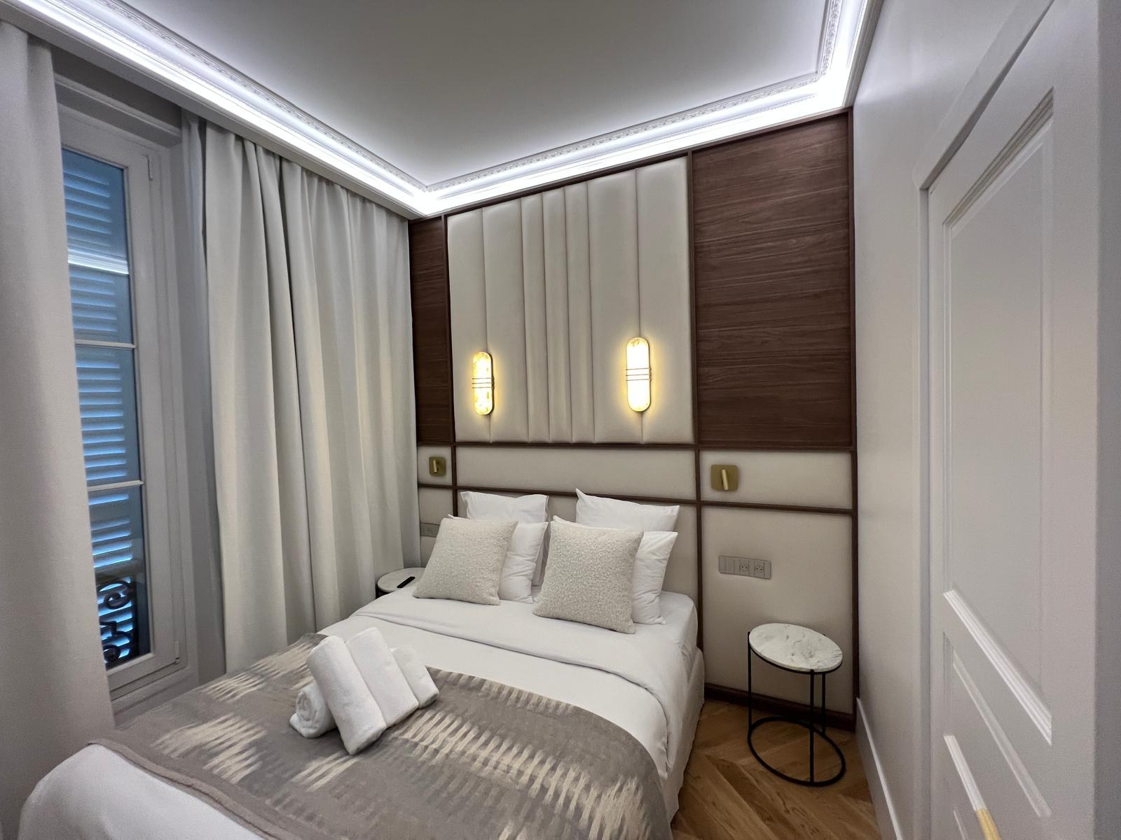 Noyer, crème & lumière : Des rangements intégrés aux chambres habillées.