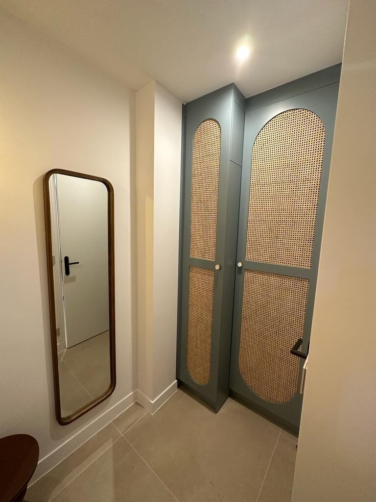 Appartements, Saint-Tropez : Séjours, chambres et salles de bains rénovés.