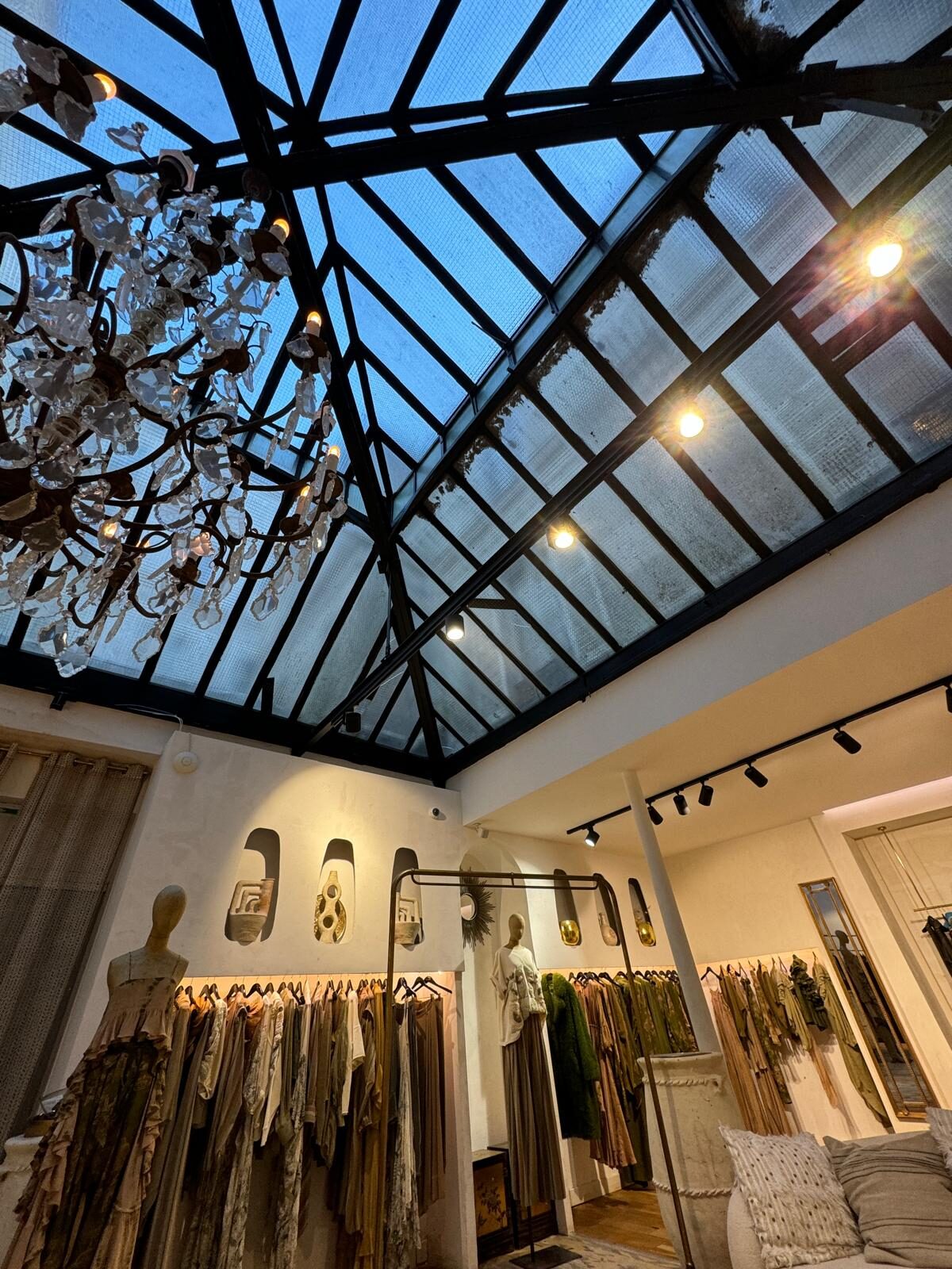 Showroom Mes Demoiselles : Verrière et lustre.
