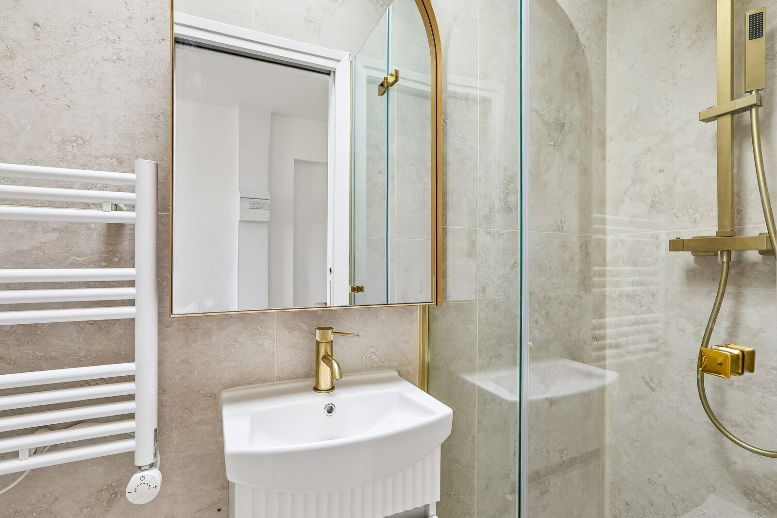 Appartement haussmannien, Paris 16e : Appartement meublé au style haussmannien.
