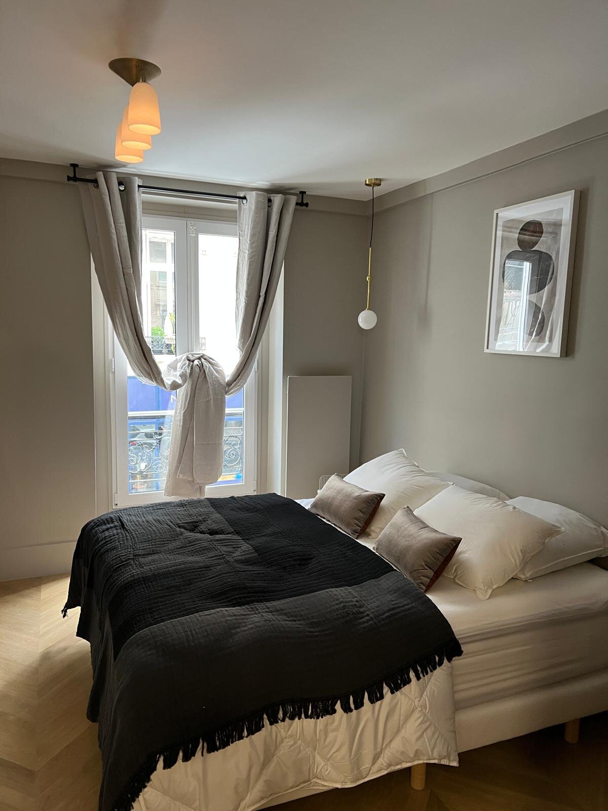 Rénovation de bureaux en deux appartements Airbnb, Paris 8e : Bureaux transformés en deux appartements : cuisines, séjours et salles d’eau.