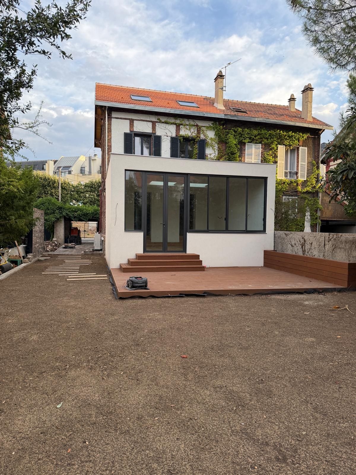 Une maison ouverte sur le jardin : Volumes, baies vitrées et lumière naturelle.