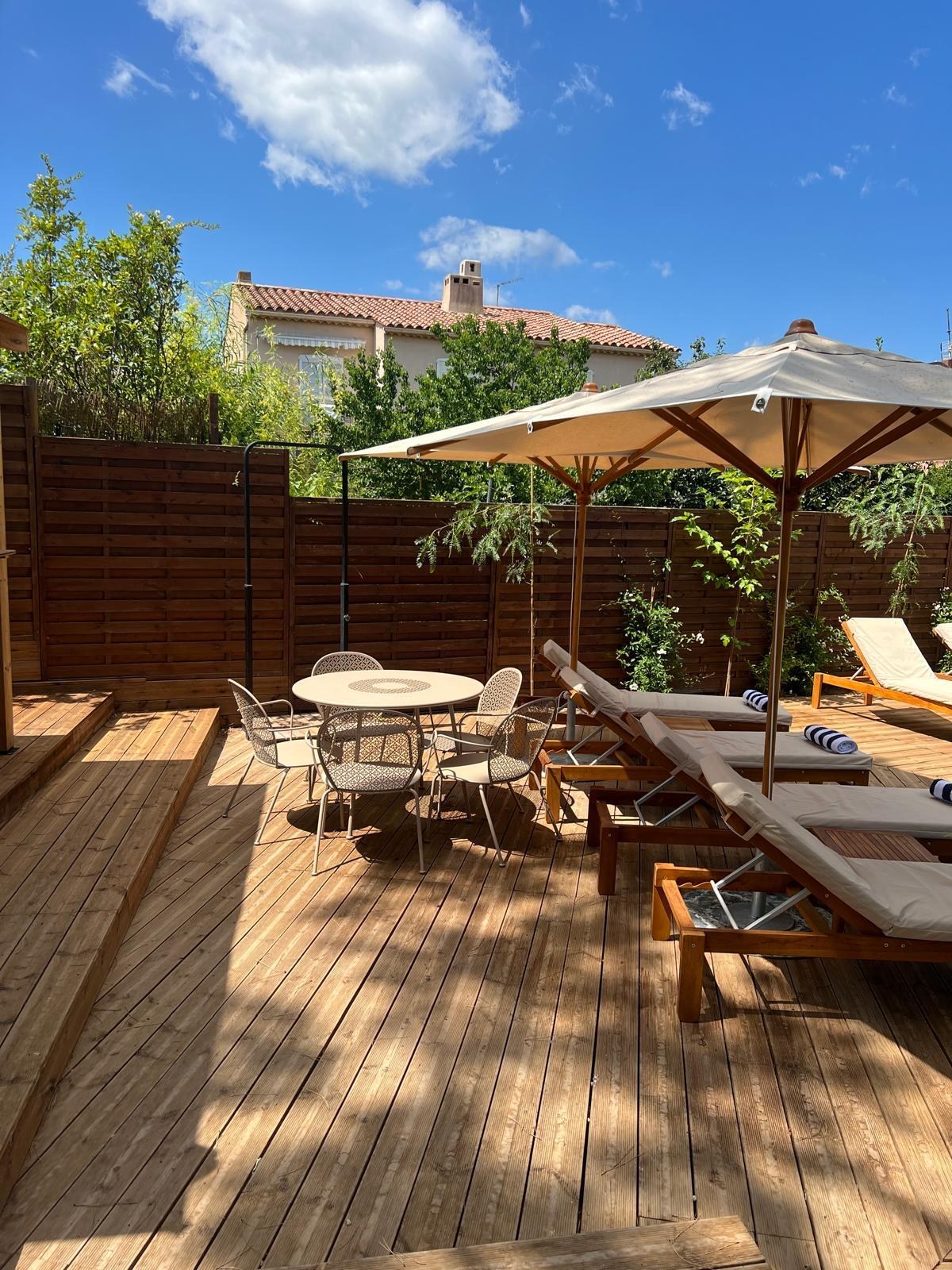 L’esprit maison : Espaces de vie lumineux et ouvertures sur l’extérieur.